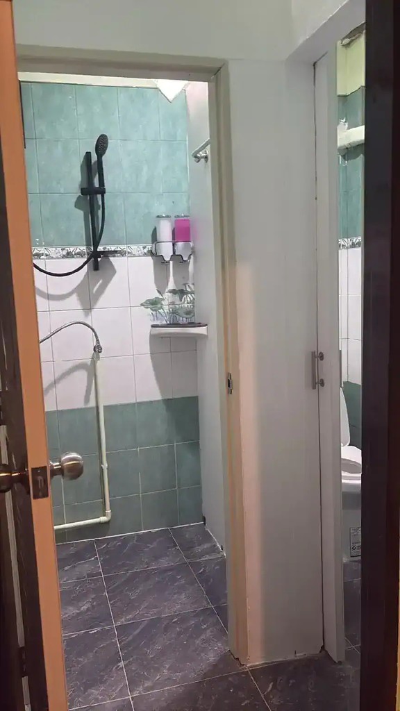 Shared shower at Apple House Koh Tao